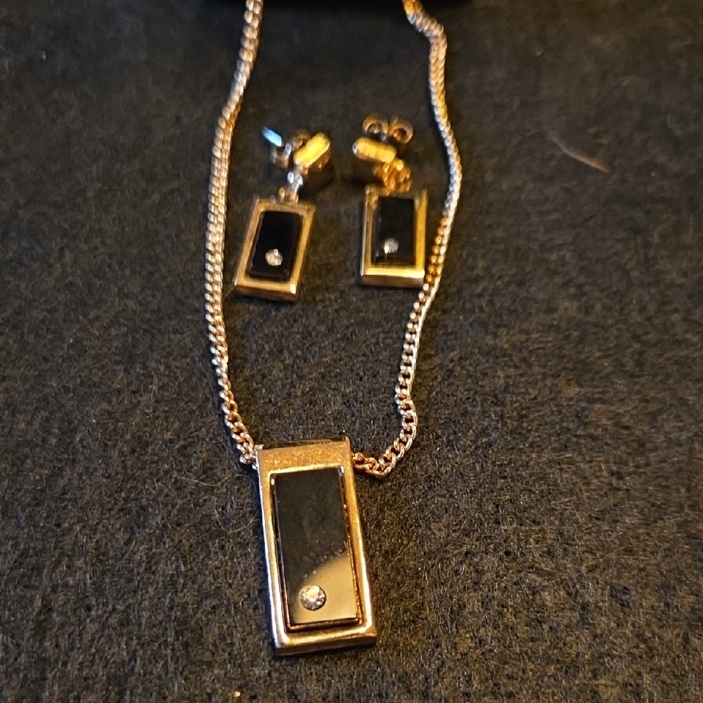 Elegant Black and Gold Jewelry Set
